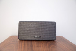Photo of the Sonos Play 3 Black on a wood desk